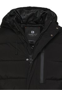 Czarna kurtka puchowa z wysokim kołnierzem, zapięciem na zamek i dwoma kieszeniami na zamek. Posiada pikowaną teksturę oraz metkę marki wewnątrz.