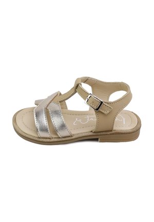 Sandalia abierta en tono beige y plata metálica con hebilla ajustable y suela acolchada.