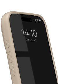 Smartphone con schermo nero che mostra ora e data, racchiuso in una custodia in silicone crema e testurizzata, con i pulsanti del volume e di accensione.