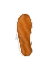 Suola di sneaker bianca con un fondo in gomma arancione texturizzato, caratterizzata da righe orizzontali per la presa e un bordo liscio e arrotondato.