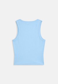 Débardeur en tricot côtelé bleu clair sans manches, posé à plat montrant le dos sur fond blanc.