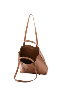 Sac tote en cuir marron avec une longue bandoulière, forme structurée, ouverture supérieure et poche intérieure zippée. Texture lisse, matériel minimal.