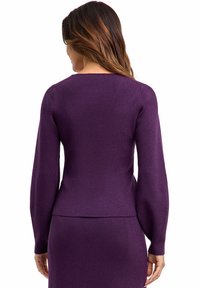 Maglione viola a coste con maniche lunghe, vita aderente e texture liscia, mostrato da dietro.