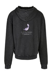 Sort, oversized hoodie med en blød tekstur. Har et lilla fjer-graphic og franske tekst bagpå, samt en hætte med snore.