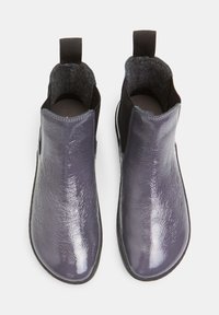 Violetiniai blizgūs kulkšninių batų batai su lygaus paviršiaus, elastingomis šoninėmis panelėmis ir traukimo juostele, su apvaliu nepastebimu ir plokščiu padu.