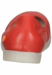 Scarpa in pelle rossa con punta arrotondata, piccoli tagli laterali e suola in gomma bianca. Include un accento arancione a contrasto vicino al tallone.