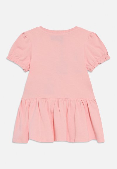 Vestido de niña pequeño de manga corta en rosa suave, con cintura fruncida y borde con volantes, hecho de tela de algodón ligera.