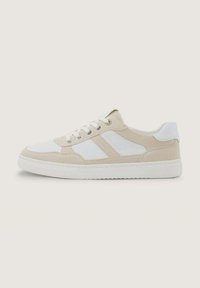 Sneaker beige e bianca con tomaia in tela, pannelli a contrasto, punta tonda, suola in gomma piatta e occhielli in metallo per i lacci.