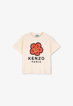 T-shirt à manches courtes de couleur crème avec un grand motif de fleur rouge et le texte "KENZO PARIS" imprimé en dessous de la fleur.
