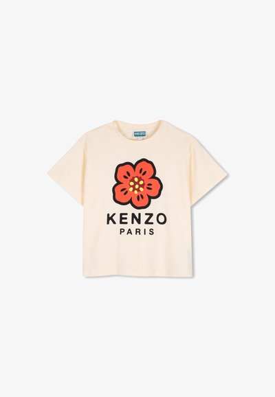 Roomkleurig t-shirt met korte mouwen, bedrukt met een grote rode bloem en daaronder de tekst "KENZO PARIS".