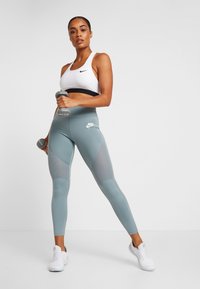 Nike Performance BAND BRA - Urheiluliivit: keskitason tuki - white/black