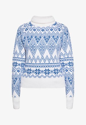 Fehér pulóver magas nyakkal, kék gyémánt és virágmintákkal díszítve. A bordázott mandzsetták és az alja textúrát adnak.
