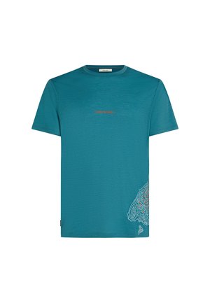 Türkisfarbenes T-Shirt mit kurzen Ärmeln, auf dem "icebreaker" in kleiner oranger Schrift auf der Brustmitte steht, sowie einem weißen und orangefarbenen topografischen Design nahe der unteren rechten Ecke.