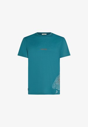 Türkisfarbenes T-Shirt mit kurzen Ärmeln, auf dem "icebreaker" in kleiner oranger Schrift auf der Brustmitte steht, sowie einem weißen und orangefarbenen topografischen Design nahe der unteren rechten Ecke.