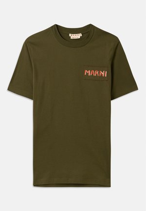 Tricou din bumbac de culoare verde măsliniu, cu guler rotund, având un mic buzunar aplicat și brodat "MARNI" cu fir roșu.