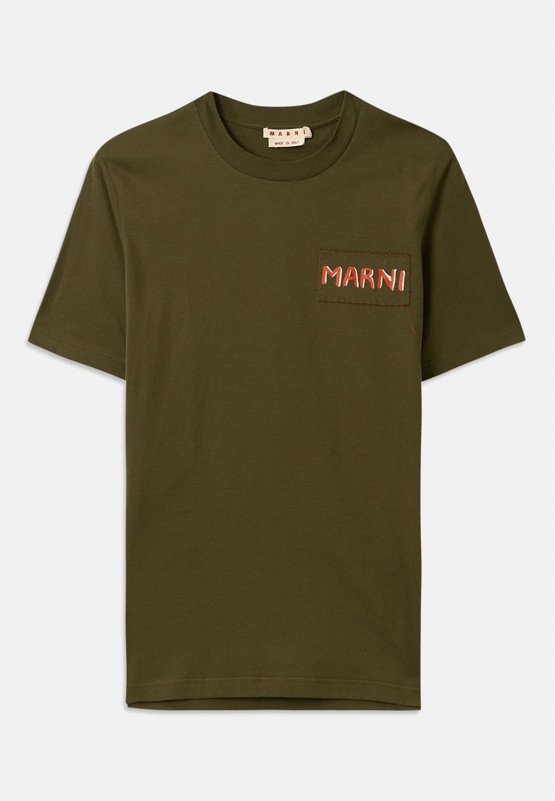Camiseta de algodón verde olivo con cuello redondo, que presenta un pequeño bolsillo de parche y el bordado "MARNI" en hilo rojo.