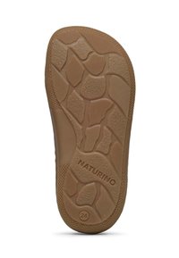 Hnědá gumová podrážka s texturovaným gripem, obsahující zaoblené tvary a drážky, označená "NATURINO" a velikostí "24".