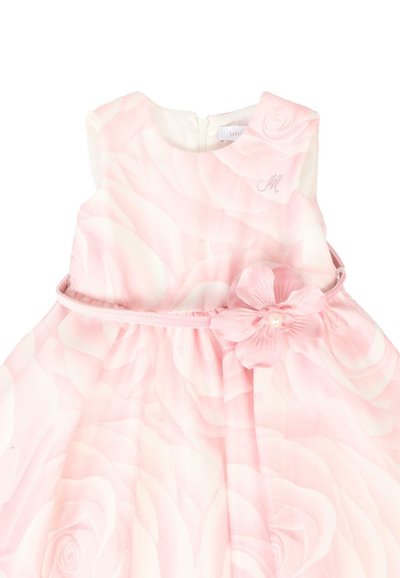 Abito rosa senza maniche per bambina con motivo a rose, fiore in tessuto in vita e piccolo dettaglio a forma di rosa vicino al collo con decorazione in strass a forma di "M".