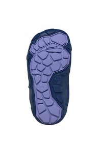 Rubberen buitenzool in marineblauw met een gestructureerd, onderling vergrendeld paars patroon voor grip. Voorzien van hexagonale elementen en merkdetails.