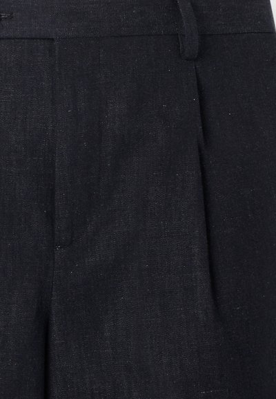 Σκούρο γκρι παντελόνι ραμμένο στα μέτρα με πτυχώσεις στο μπροστινό μέρος και θηλιές για ζώνη, κατασκευασμένο από υφή υφάσματος.