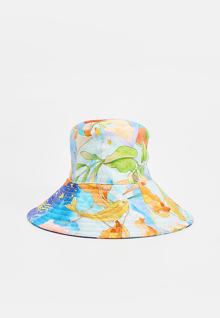 Sombrero de cubo con ala ancha, hecho de algodón, con un colorido patrón de flores y peces sobre un fondo azul claro.