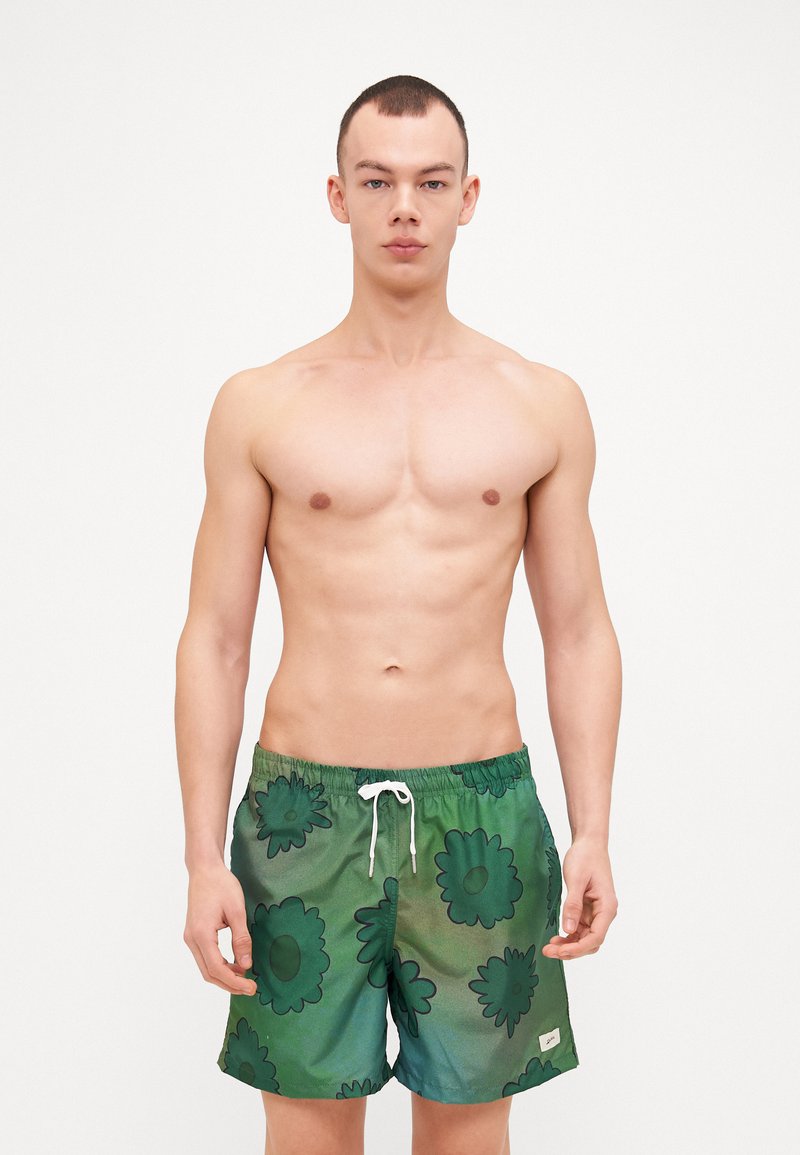 Calções de banho masculinos com um padrão em gradiente verde e desenhos florais em verde escuro. Apresentam uma cintura elástica com cordão e um patch de logo.