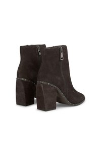 Botines de ante negros con tacón cuadrado. Presentan un cierre de cremallera lateral y detalles de tachuelas a lo largo de la suela. Textura suave en todo el zapato.