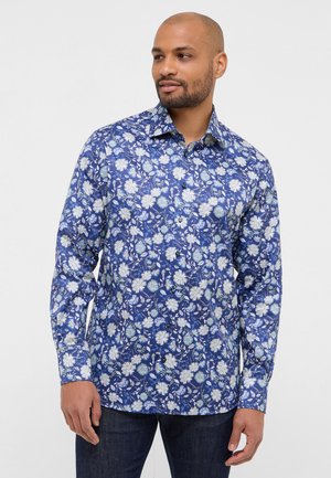 Blumenhemd in Dunkelblau mit weißen und hellblauen Blumen, langen Ärmeln und klassischem Kragen. Hergestellt aus weichem, strukturiertem Stoff.