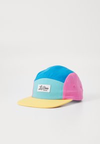 Bunter Sechsechkappen mit blauen, aquamarinfarbenen, rosa und gelben Abschnitten, versehen mit einem Frontaufnäher, auf dem "Lil Boo Copenhagen" in Schwarz steht.
