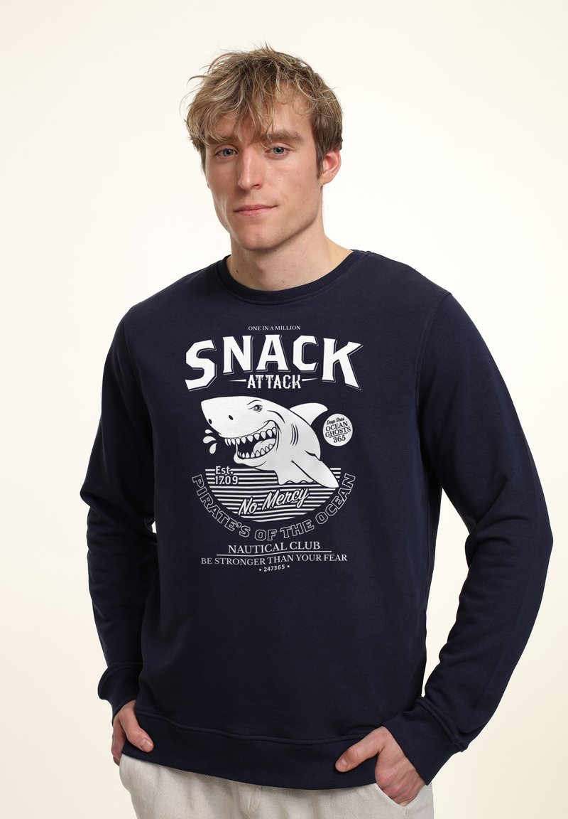 Námořnická modrá mikina vyrobená z bavlny, zdobená grafikou žraloka a textem "SNACK ATTACK", s žebrovanými manžetami a volným střihem.