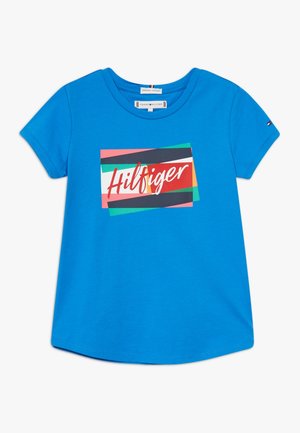 Niebieska koszulka z organicznej bawełny z krótkim rękawem, z wyrazistym graficznym nadrukiem "Hilfiger" w kolorze czerwonym oraz różnokolorowymi prostokątnymi akcentami.