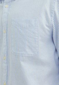 Blau-weiß gestreiftes Hemd mit Knopfleiste und Tasche. Hergestellt aus leichtem Stoff, mit kleinen Knöpfen und einem klassischen Kragen.