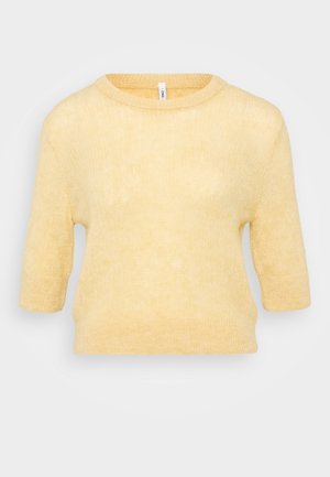 Suéter amarillo de manga corta hecho de un tejido suave y texturizado, con un cuello redondo y puños y dobladillo acanalados. Diseño ligero y de corte holgado.