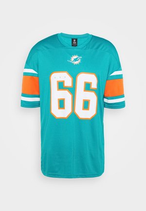 Camiseta de fútbol americano de los Miami Dolphins en color azul verdoso con el número 66 en blanco rodeado por un contorno naranja y franjas naranjas y blancas en las mangas.