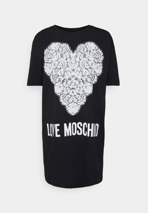 Schwarzes kurzes Kleid mit kurzen Ärmeln, großem weißem Spitzenherz-Design und dem Text "LOVE MOSCHINO" unterhalb des Herzens auf der Vorderseite gedruckt.