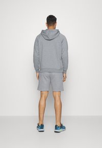 Grauer Hoodie und passende Shorts, aus weichem Stoff gefertigt. Verfügt über eine Kängurutasche, enge Bündchen und Saum, mit einem lockeren Schnitt und Kapuze.
