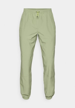 Jasnozielone spodenki sportowe z elastycznym paskiem w talii, zapięciem na sznurek i ściągaczami przy kostkach; posiadają dwie boczne kieszenie i gładką teksturę.