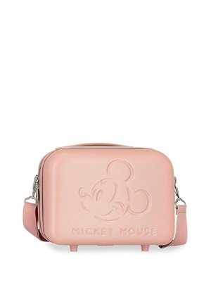 Bolsa de viaje rígida de color rosa con la cara de Mickey Mouse en relieve y texto, que cuenta con una correa de hombro desmontable y cierre de cremallera.