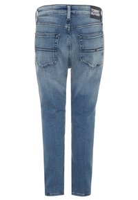 Jeans de mezclilla en azul claro con un diseño ajustado. Incluye cinco bolsillos y un parche con el logo en la cintura. Corte limpio y recto.