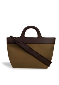 Bruine en olijfgroene tote bag met ronde handvatten en een brede gestikte schouderband aan de voorkant, geïsoleerd op een witte achtergrond.