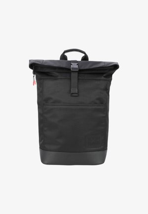 Zwarte roll-top rugzak met voorvak, gespsluiting, gevoerd handvat en het verzonken logo "JOOP! JEANS" aan de onderkant.