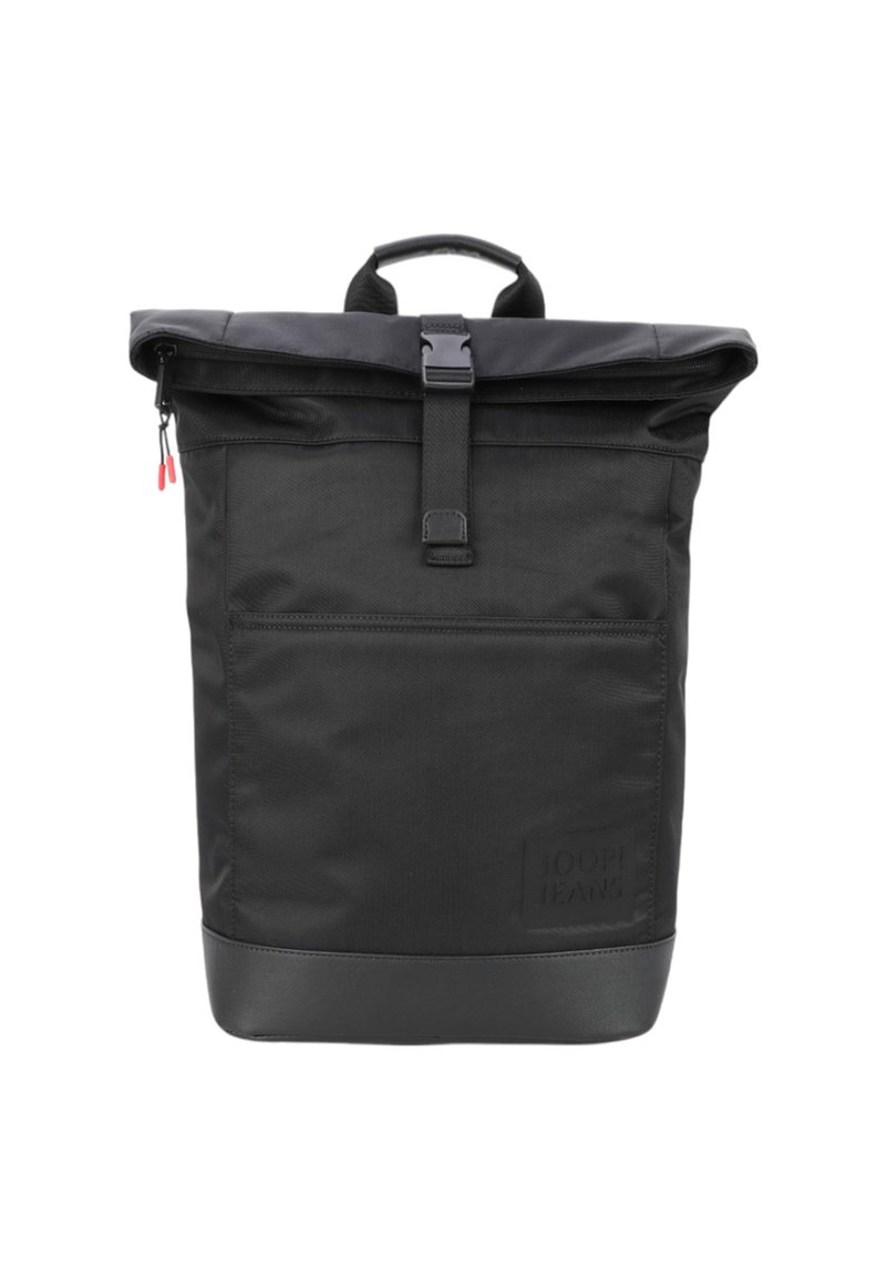 Zaino roll-top nero con tasca frontale, chiusura con fibbia, manico imbottito e logo "JOOP! JEANS" impresso sul fondo.