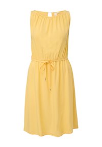 Robe jaune sans manches, longueur genou, avec un col froncé et une ceinture ajustable à la taille, fabriquée en tissu léger.
