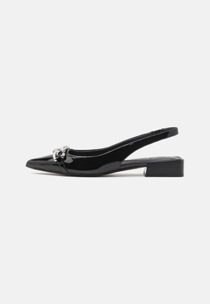 Mustad nahast slingback kingad terava nina ja hõbedaste detailidega, madala plokkn红黑大战. Ühtlane, läikiv tekstuur kogu ulatuses.