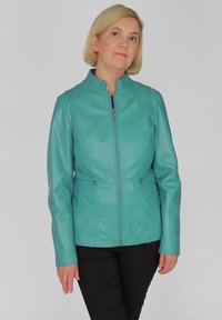 Turquoise leren jack met een hoge kraag, voorkeursrits en twee zijzakken. Slanke pasvorm met stiksel-details en lange mouwen.