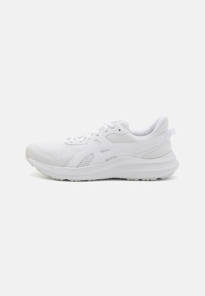 Helhvid atletisk sneaker med mesh overdel, polstret sål og snøredesign vist fra siden på hvid baggrund.