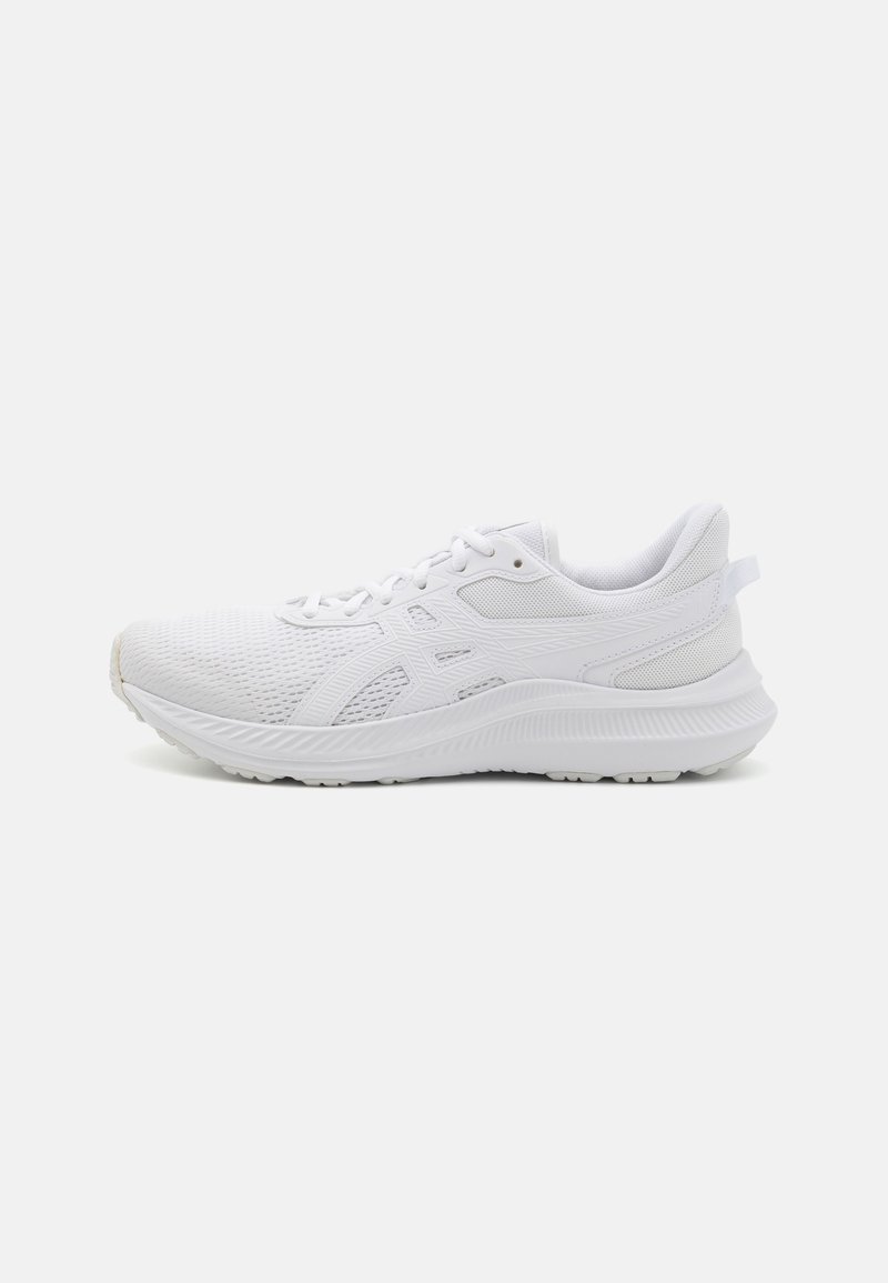 Baskets de sport entièrement blanches avec tige en mesh, semelle rembourrée et design à lacets, vues de côté sur fond blanc.