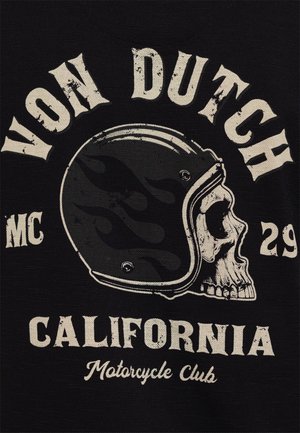 Crâne portant un casque de moto à motif de flammes avec le texte "Von Dutch MC 29 California Motorcycle Club" sur fond noir.