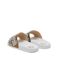 Sandali marroni con una fascia larga caratterizzata da testo bianco, posizionati su una suola bianca. Materiale durevole, design minimalista.
