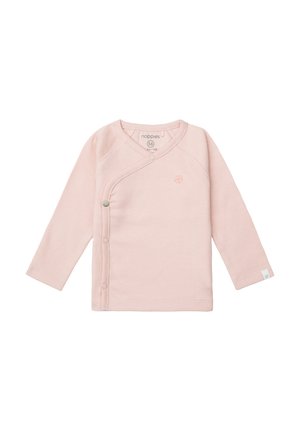 Helles rosa Langarmshirt mit Wickeldesign, geripptem Textur, Druckknöpfen und einem gestickten Logo auf der Brust.